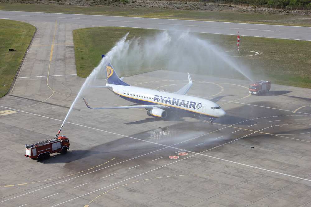 Découvrez le rituel fascinant de l’arrosage des avions
