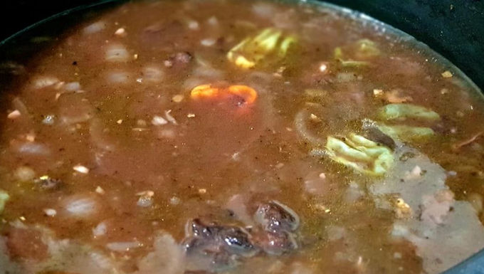 completa de Frijoles negros, arroz blanco y huevo frito