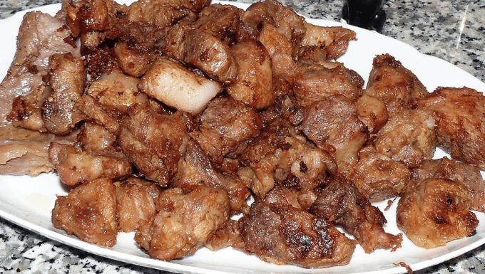 Las masas de cerdo fritas (morceaux de porc frit)