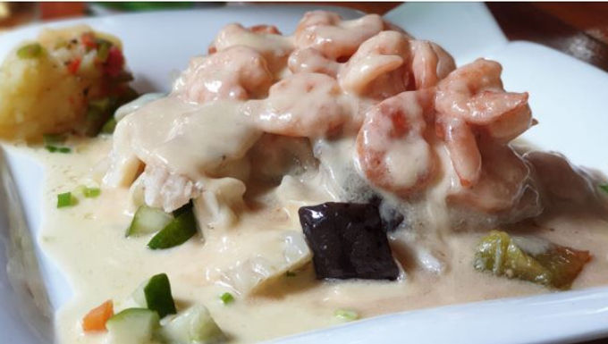 Pescado cubierto con camarones en salsa de Queso (poisson couvert de crevettes avec sauce au fromage)